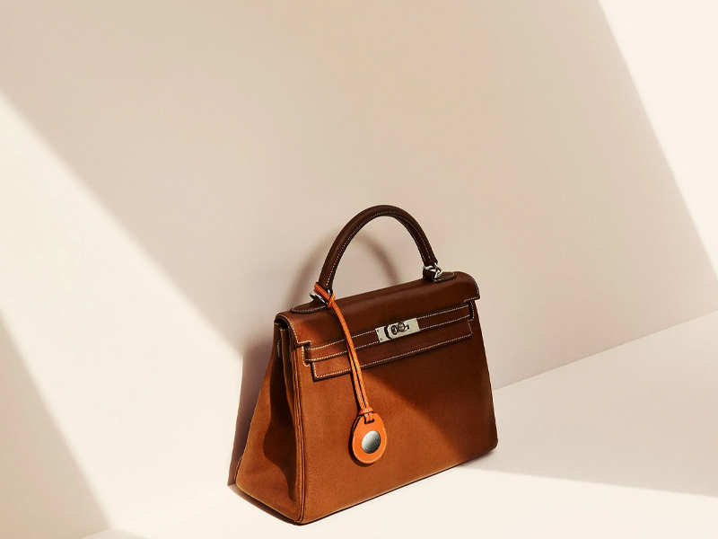 AirTag Herm&egrave;s Bag Charm được l&agrave;m thủ c&ocirc;ng từ nghệ nh&acirc;n ở Ph&aacute;p